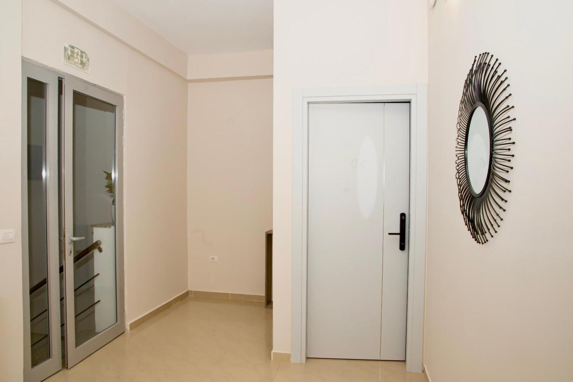 Alv Rent Rooms Vlore Bagian luar foto