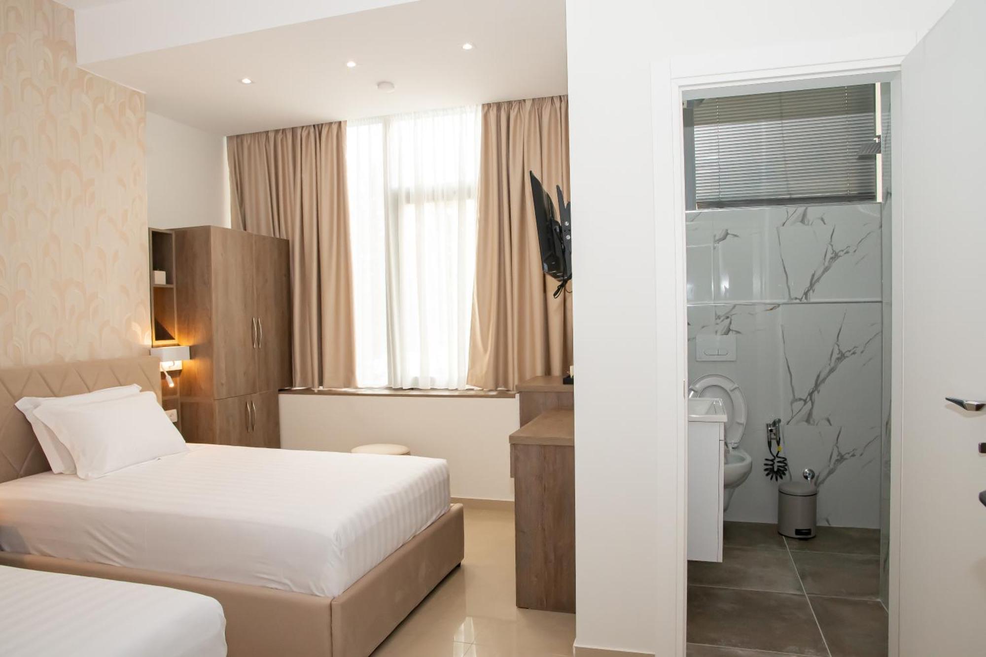 Alv Rent Rooms Vlore Bagian luar foto