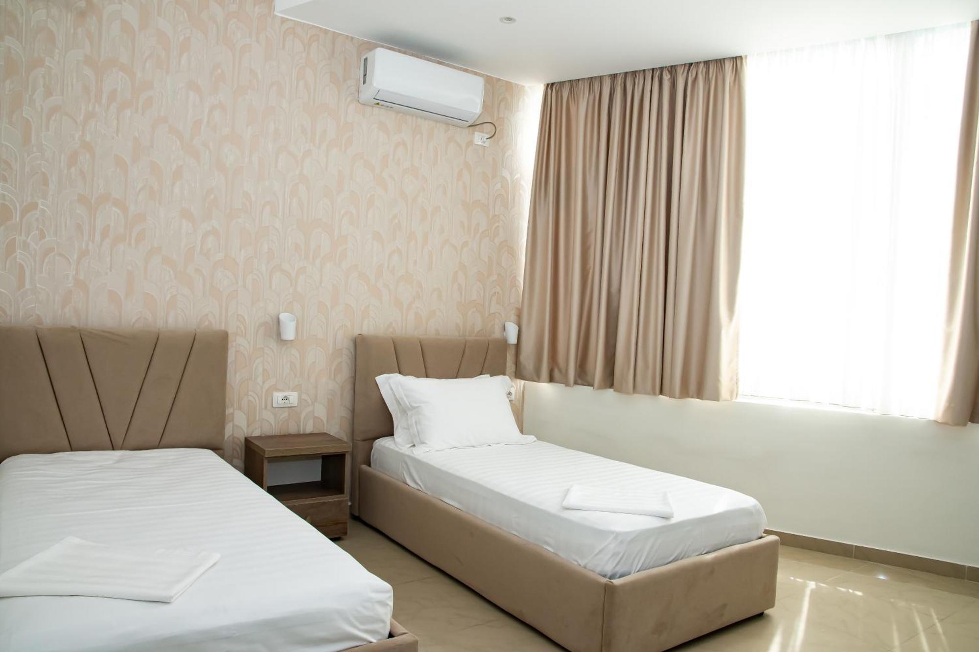 Alv Rent Rooms Vlore Bagian luar foto