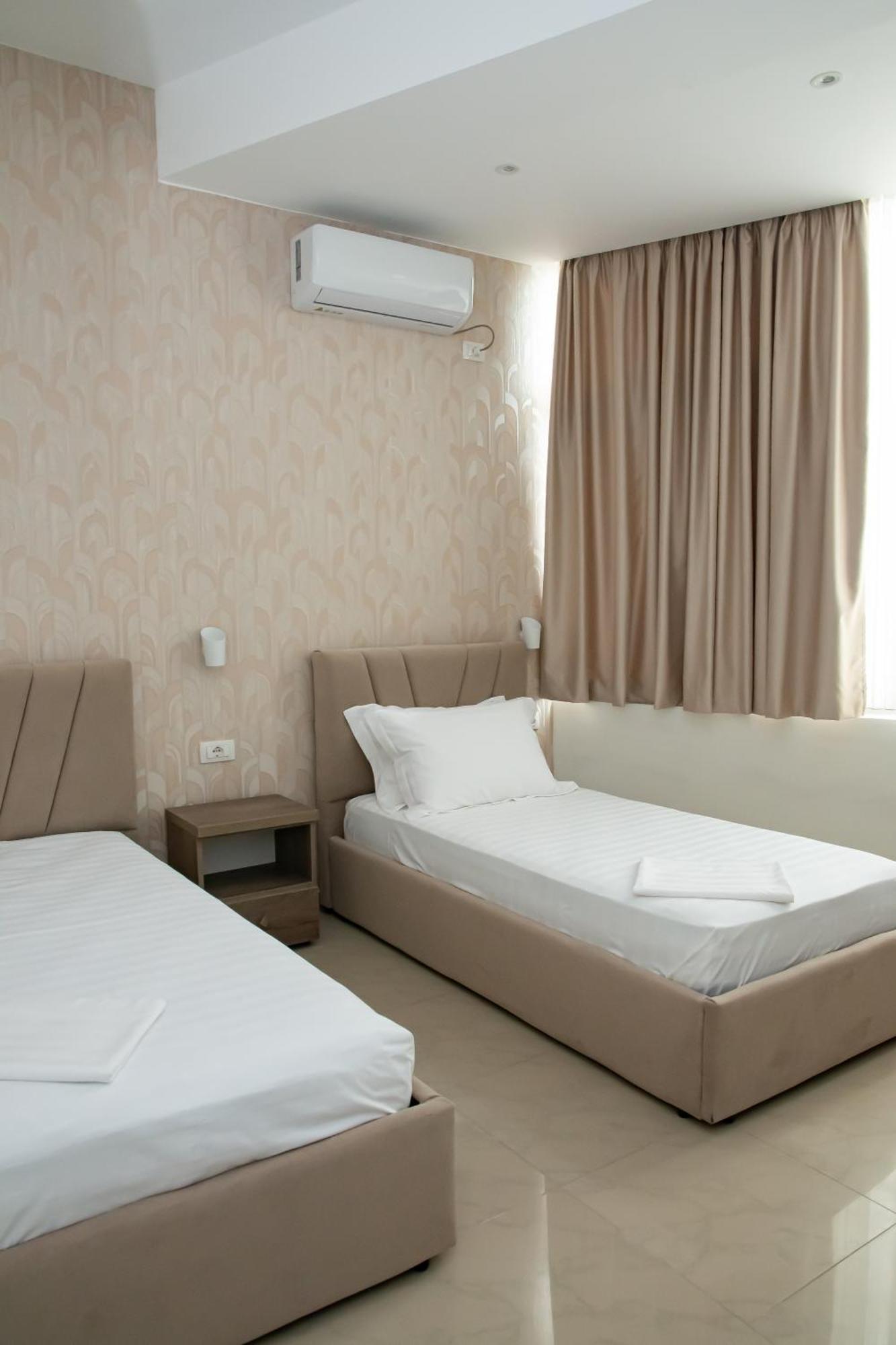 Alv Rent Rooms Vlore Bagian luar foto