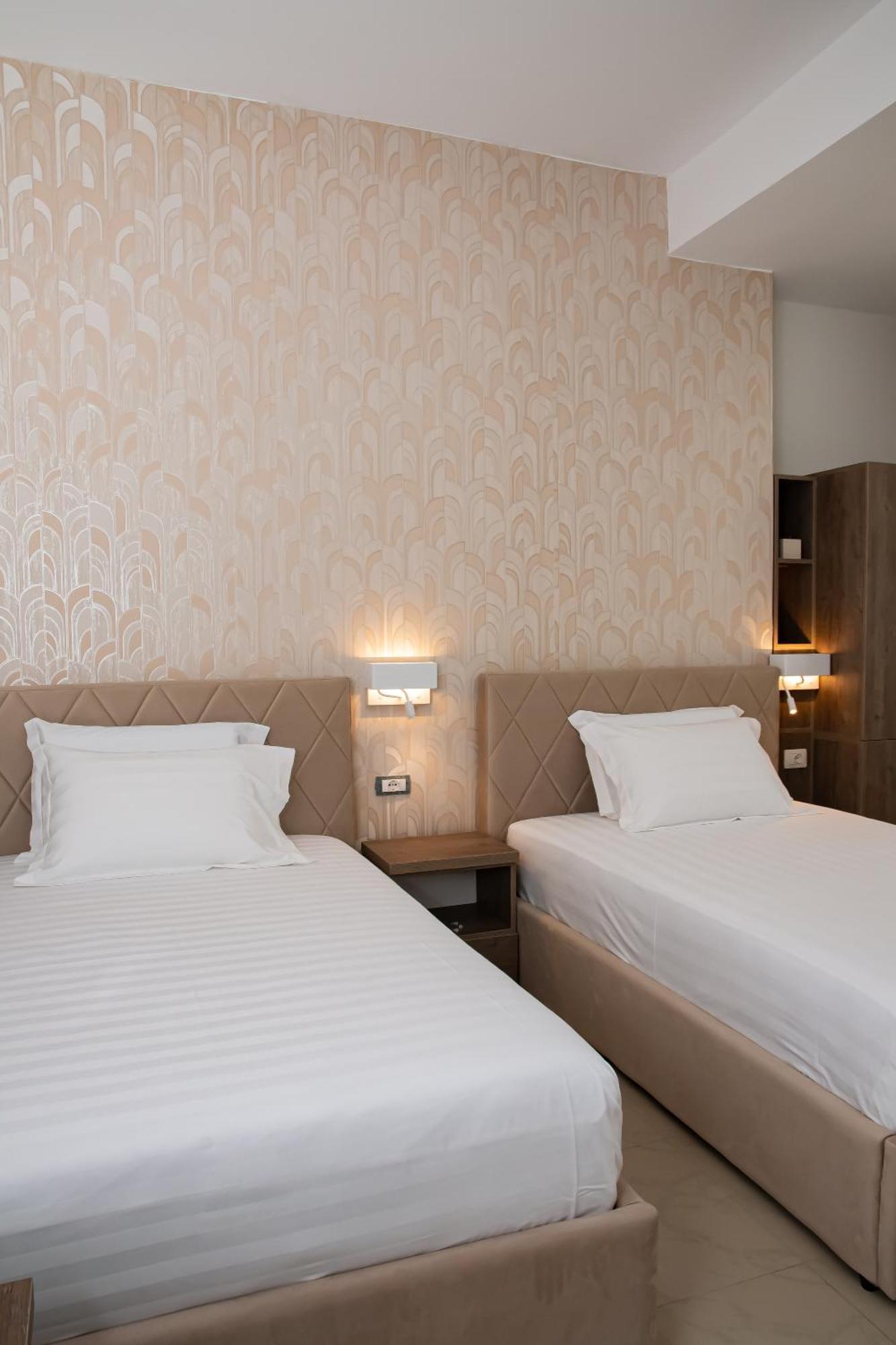 Alv Rent Rooms Vlore Bagian luar foto