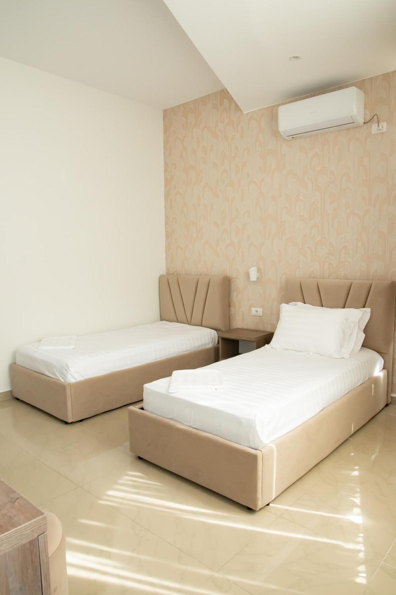 Alv Rent Rooms Vlore Bagian luar foto