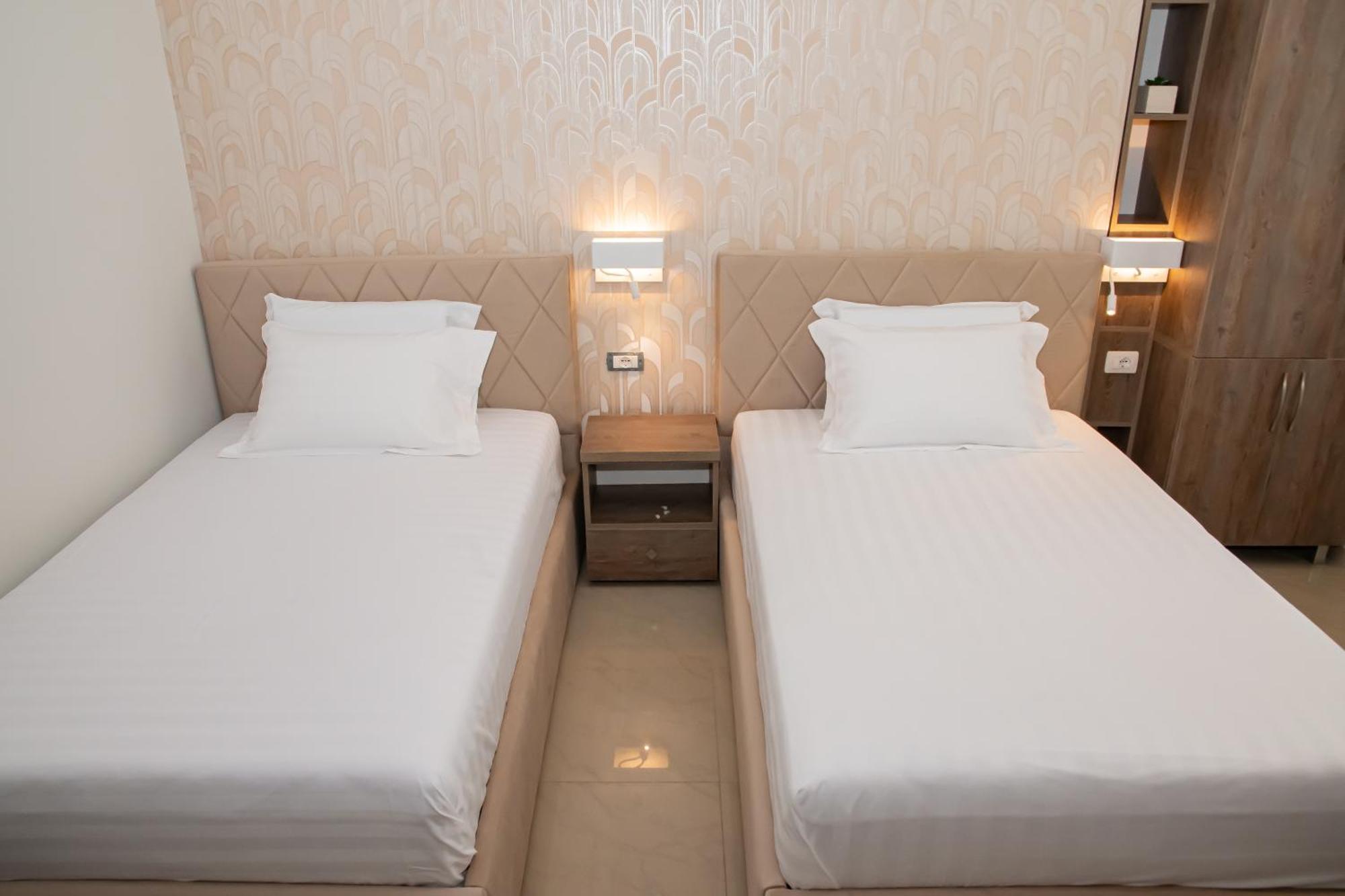 Alv Rent Rooms Vlore Bagian luar foto