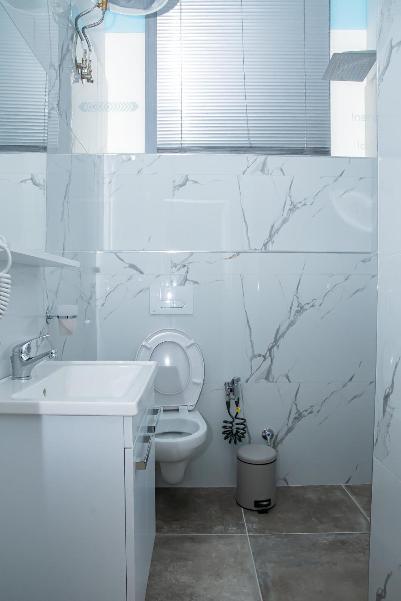 Alv Rent Rooms Vlore Bagian luar foto
