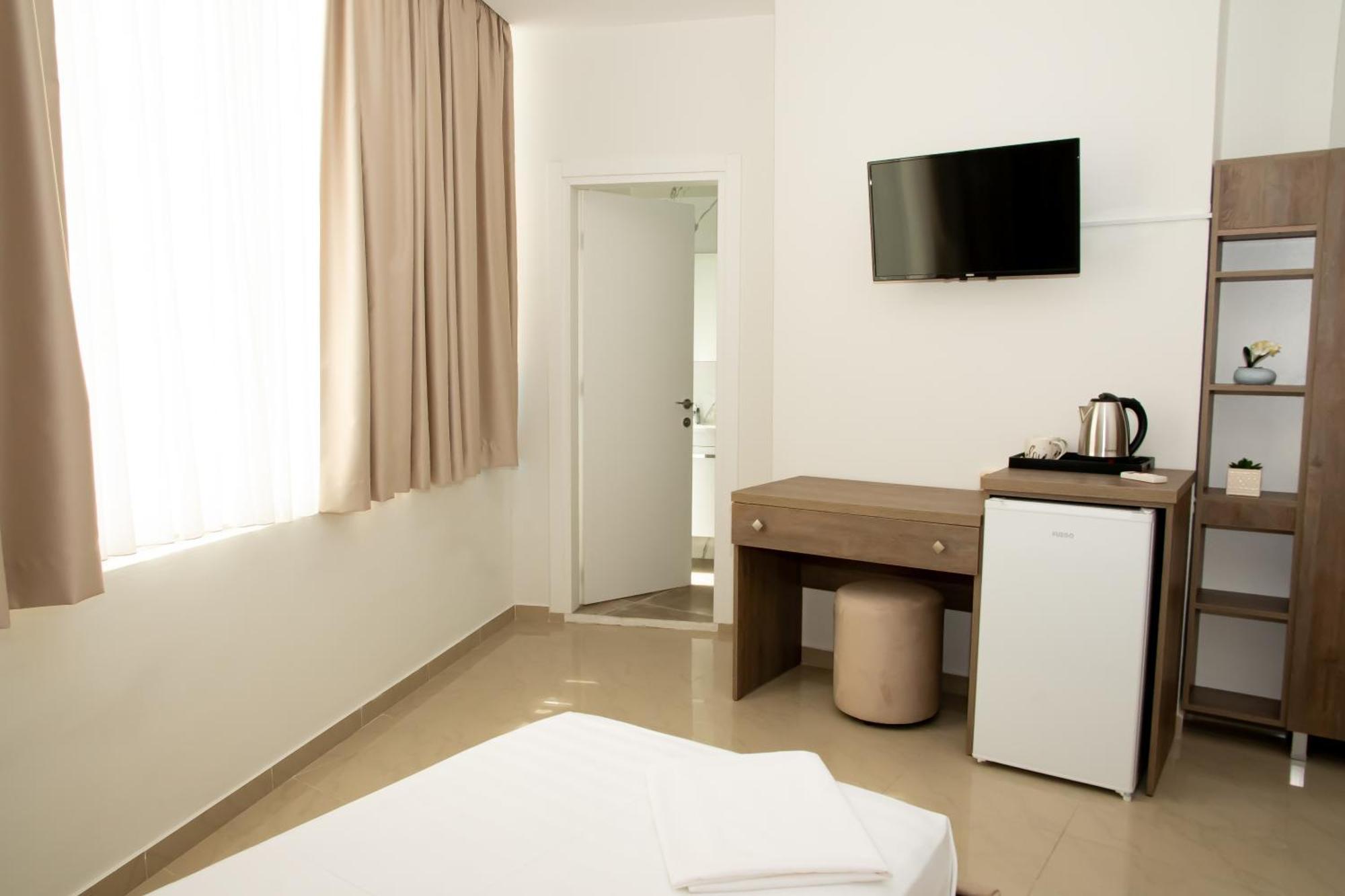 Alv Rent Rooms Vlore Bagian luar foto