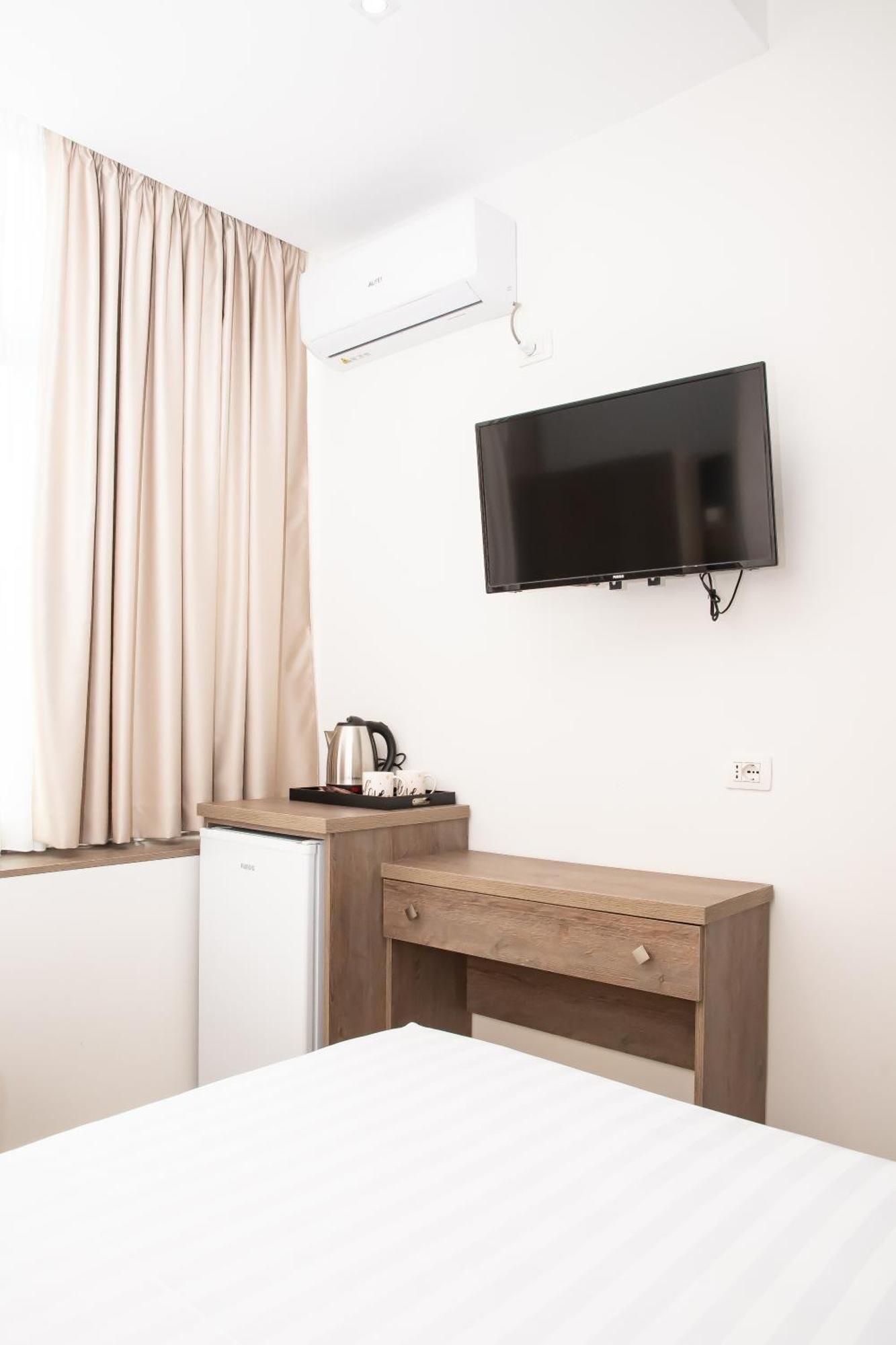 Alv Rent Rooms Vlore Bagian luar foto