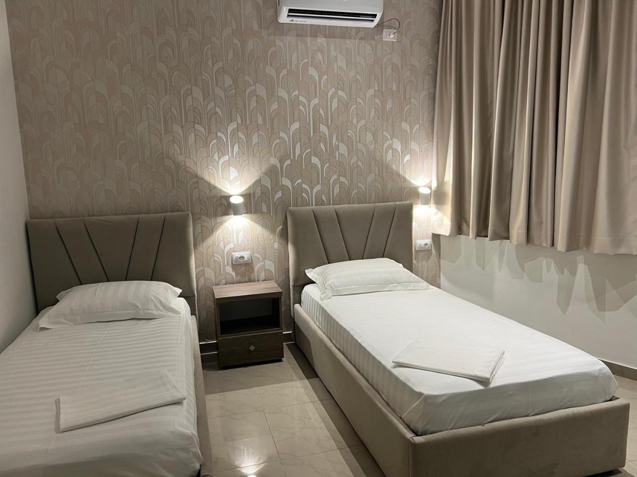 Alv Rent Rooms Vlore Bagian luar foto