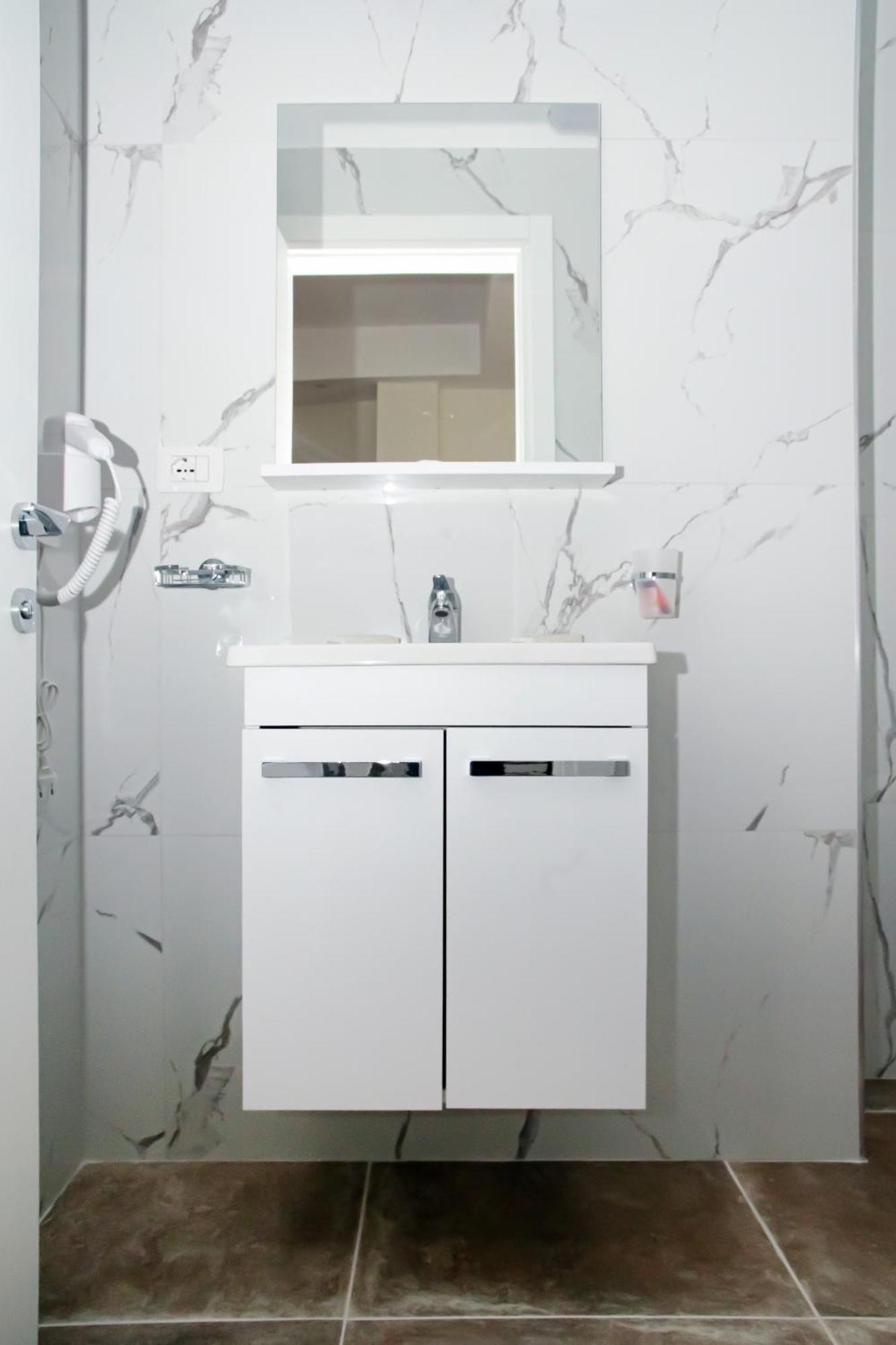 Alv Rent Rooms Vlore Bagian luar foto
