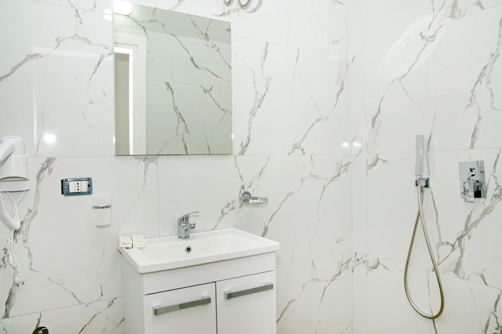 Alv Rent Rooms Vlore Bagian luar foto
