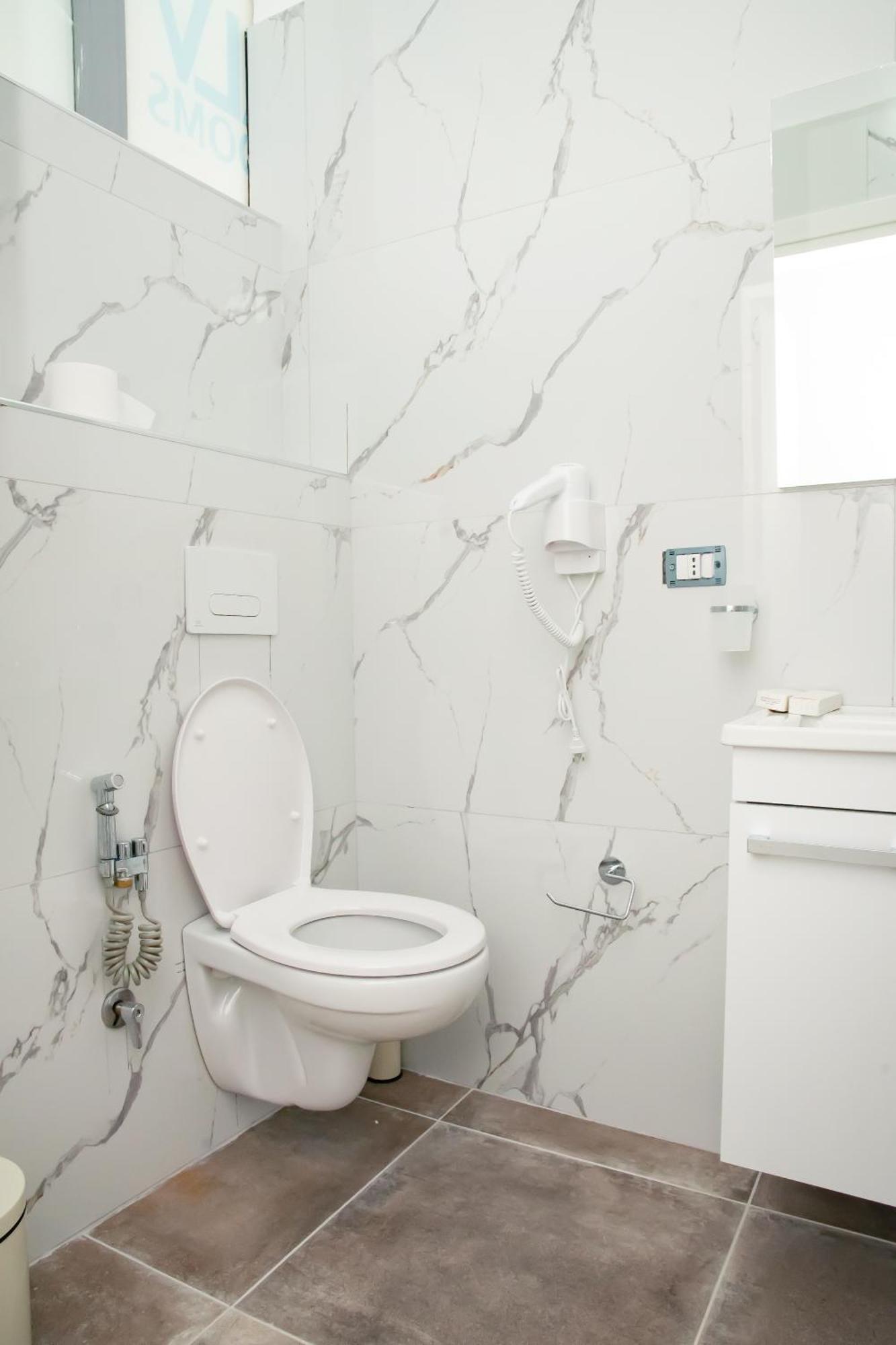 Alv Rent Rooms Vlore Bagian luar foto