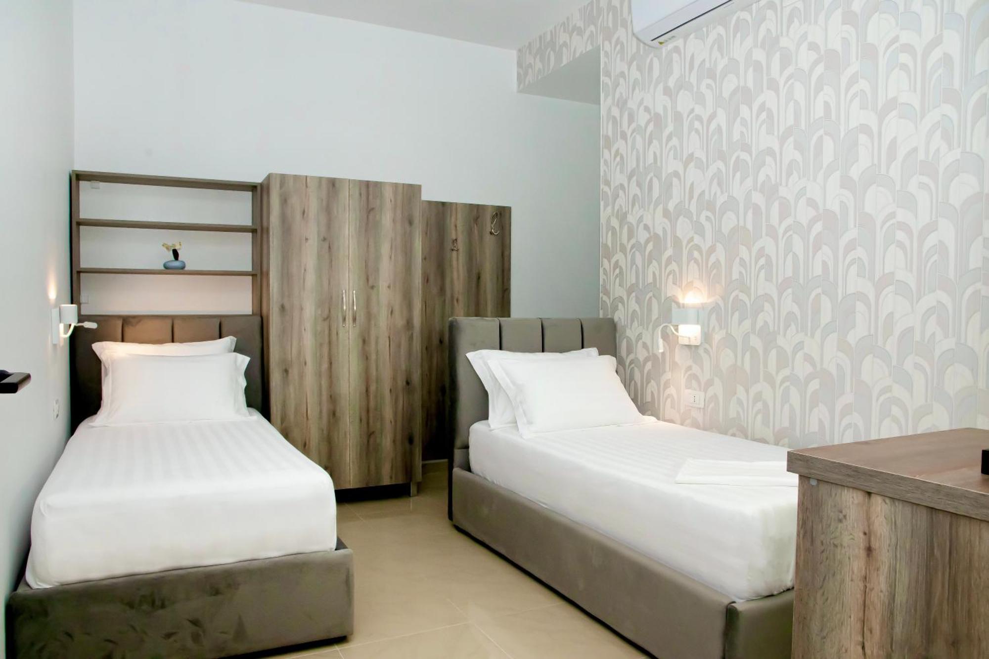 Alv Rent Rooms Vlore Bagian luar foto